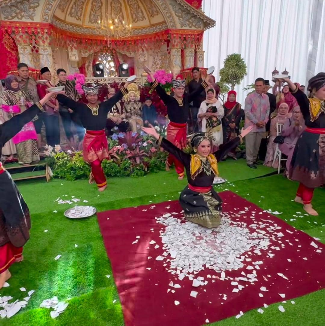 Fitri Tropica hadiri kondangan di Bukittinggi