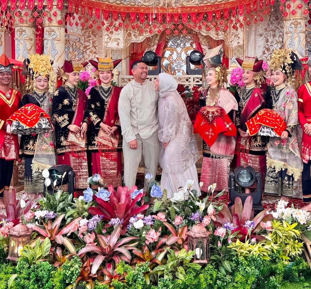 Fitri Tropica hadiri kondangan di Bukittinggi