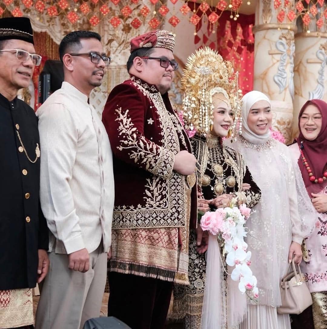 Fitri Tropica hadiri kondangan di Bukittinggi