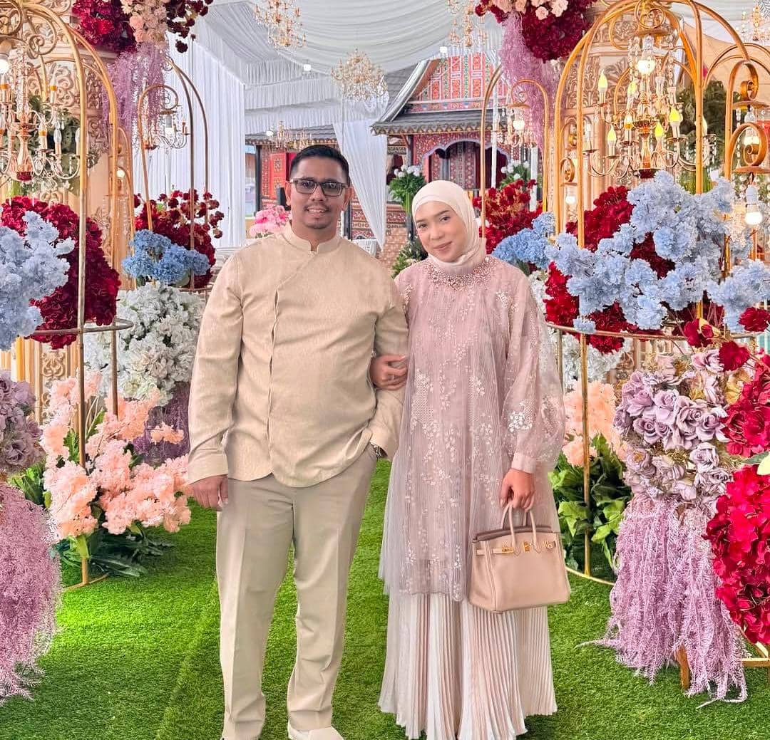 Fitri Tropica hadiri kondangan di Bukittinggi