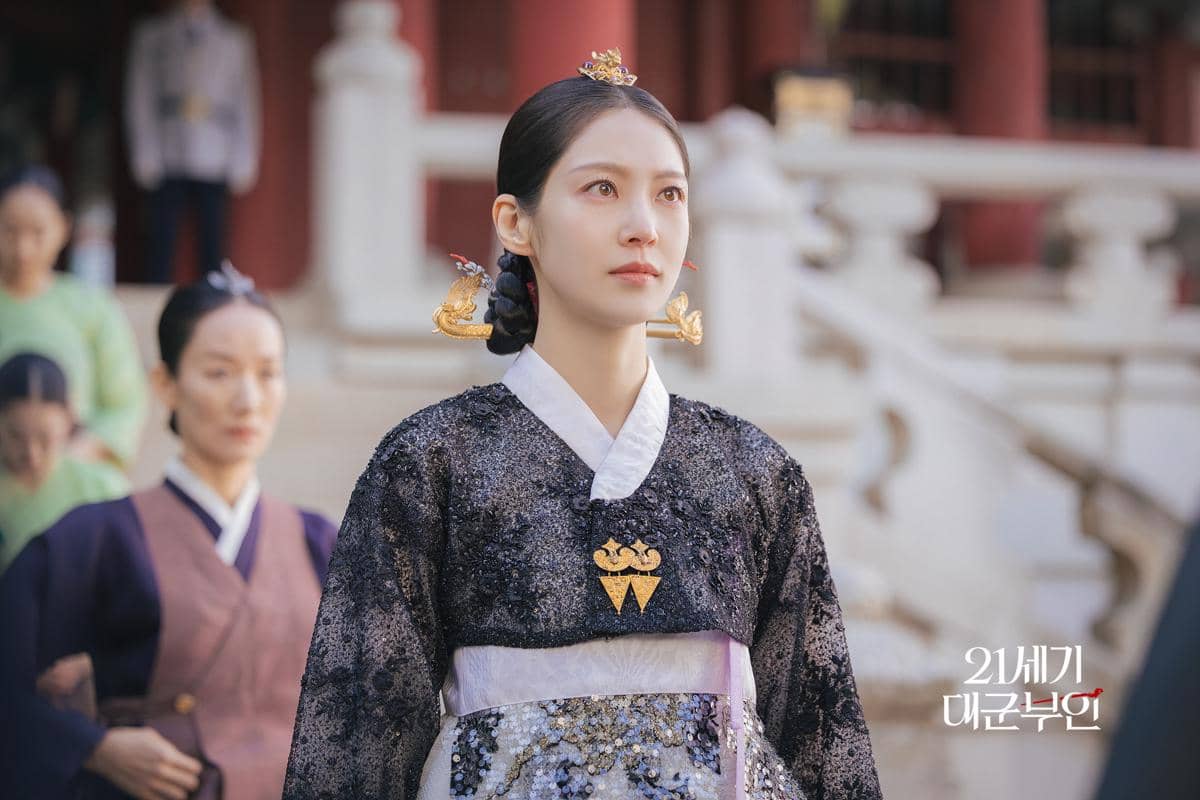 3 Fitnah Ibu Suri kepada Seong Hui Ju di Drakor Perfect Crown