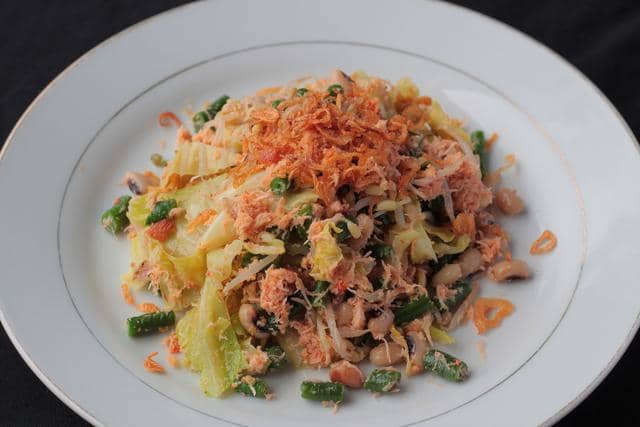 Resep Urap Sayur Pedas Bumbu Kencur, Rasanya Medok Abis!