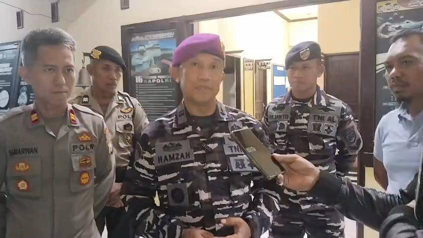 Beberapa anggota TNI AL dan Polri berdiri bersama di dalam ruangan saat memberikan keterangan kepada awak media.