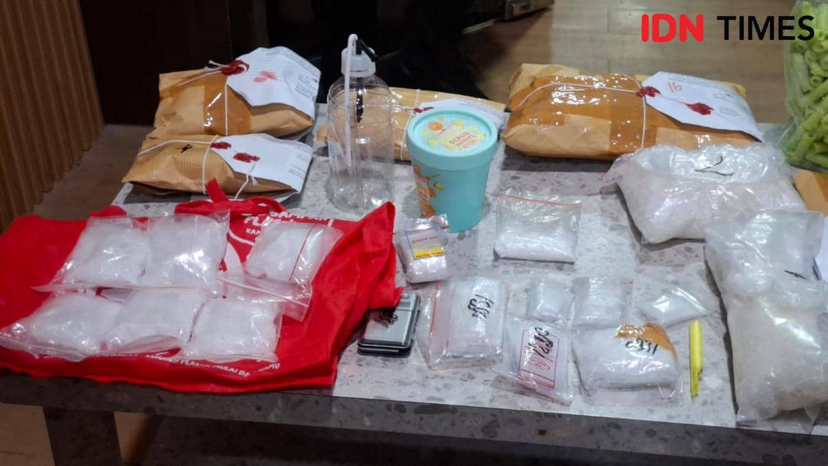 Barang bukti narkotika jenis sabu dalam berbagai kemasan plastik dan amplop cokelat hasil sitaan Satresnarkoba Polrestabes Makassar.