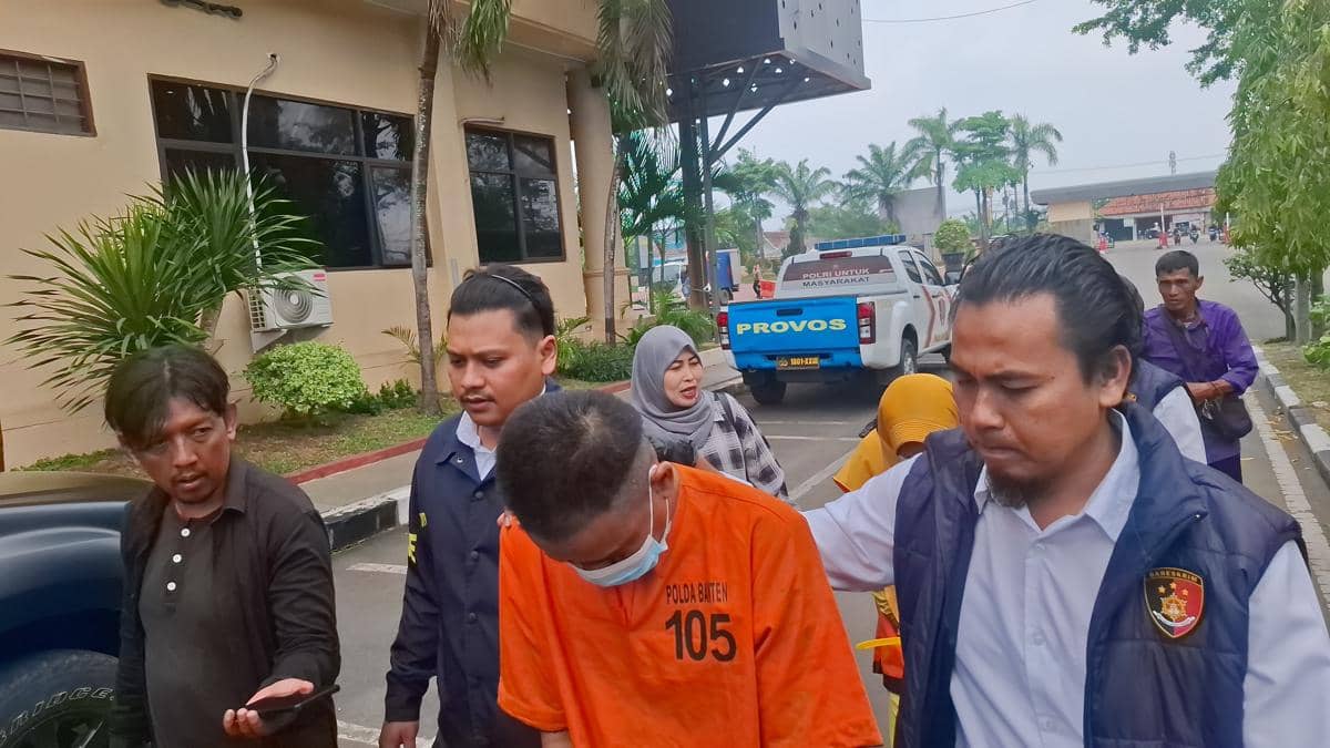 Guru silat yang cabuli murid saat digiring polisi ke penjara (Dok. Khaerul Anwar)