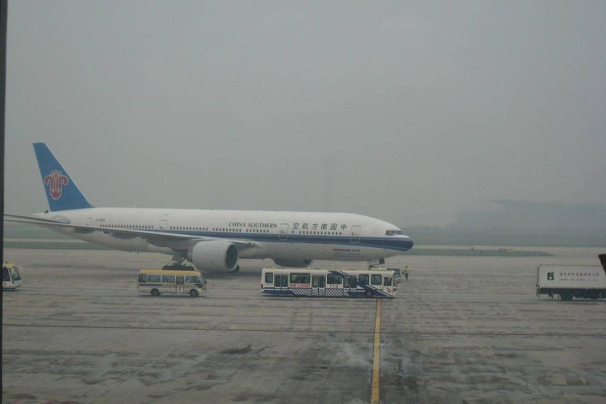 Pesawat di apron dalam cuaca berkabut