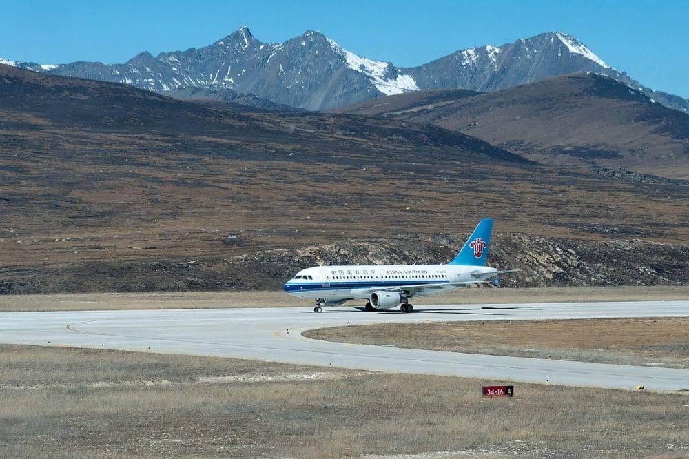 Pesawat di Bandara Daocheng Yading 
