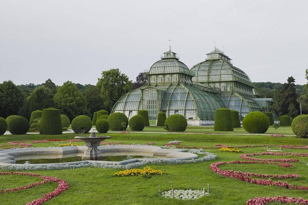 Palm House yang berada di kawasan taman istana Schönbrunn 