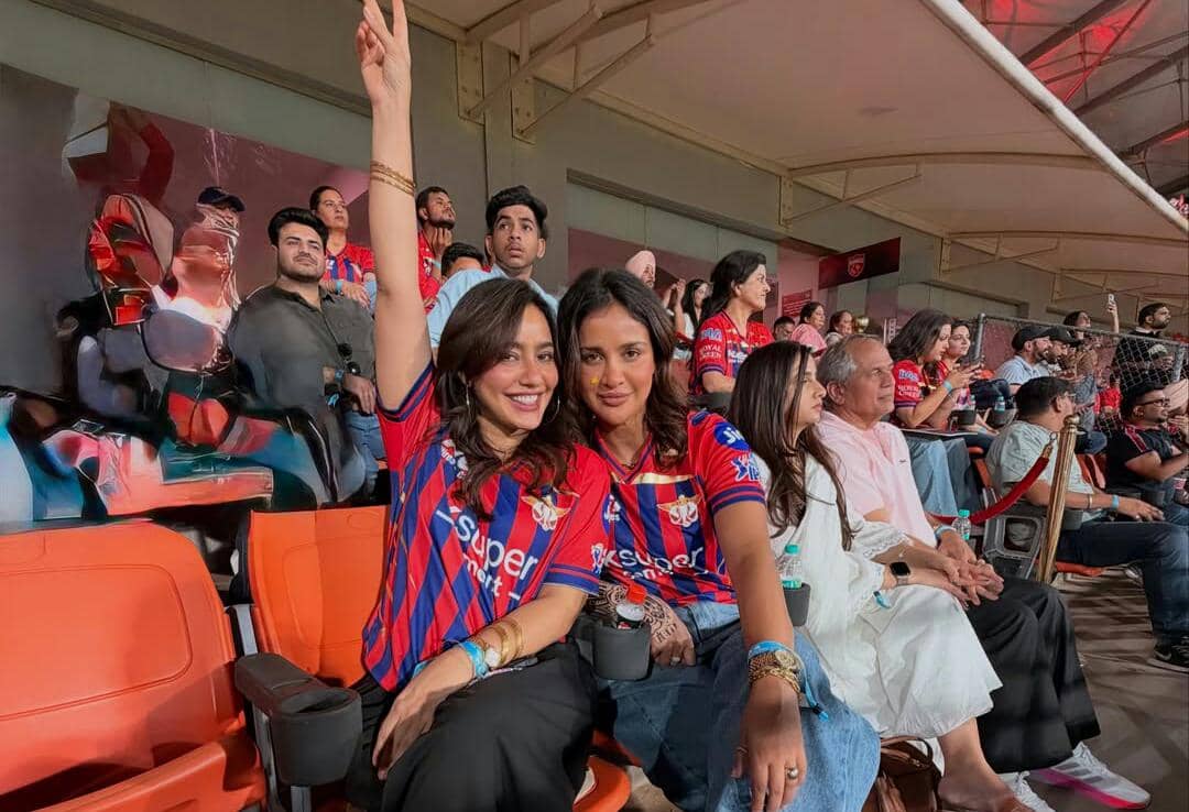 Suka Banget Kriket, 9 Potret Neha Sharma Nonton IPL Bareng Adik