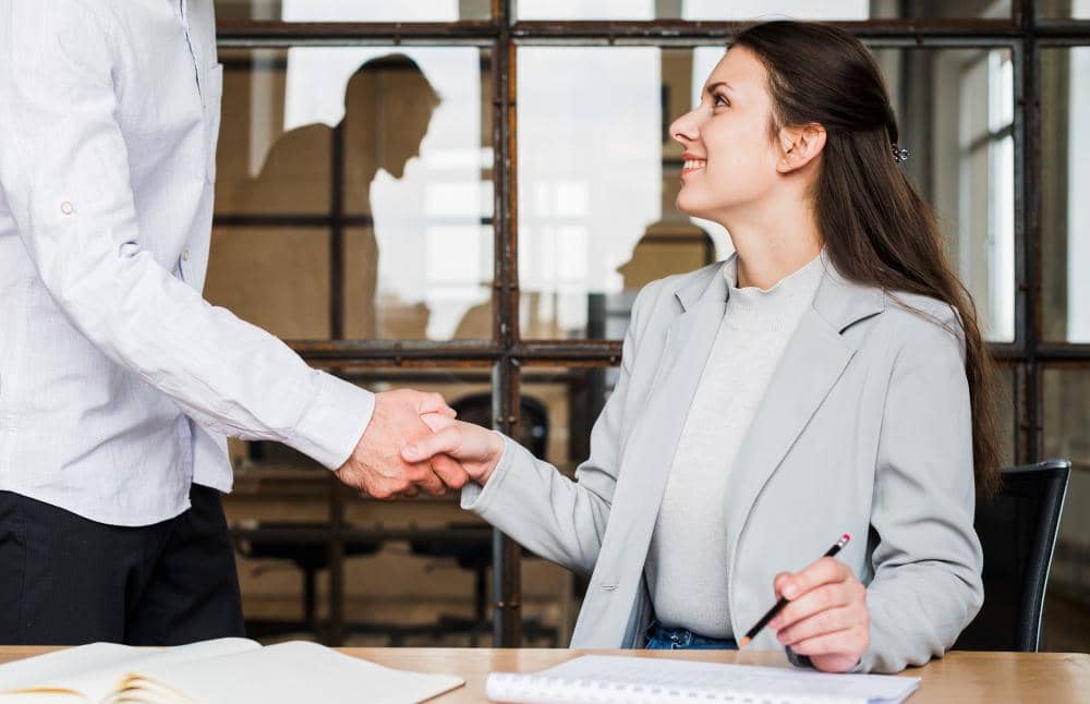 momen berjabat tangan saat diterima kerja