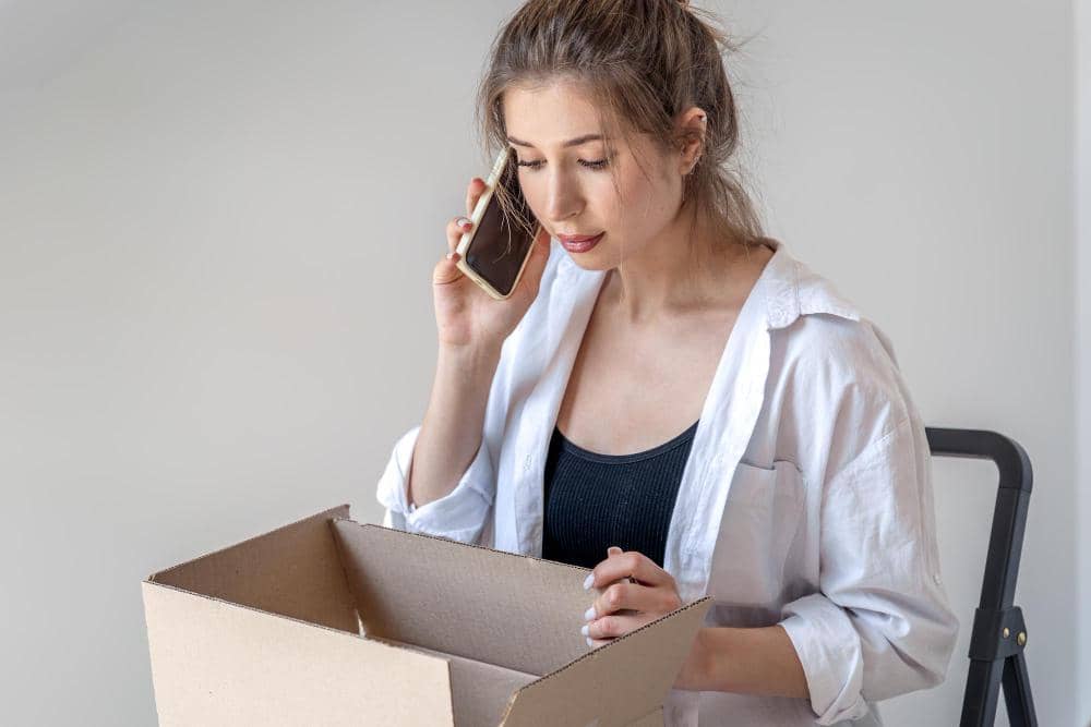 ilustrasi seseorang menelepon untuk memastikan isi paket pesanannya