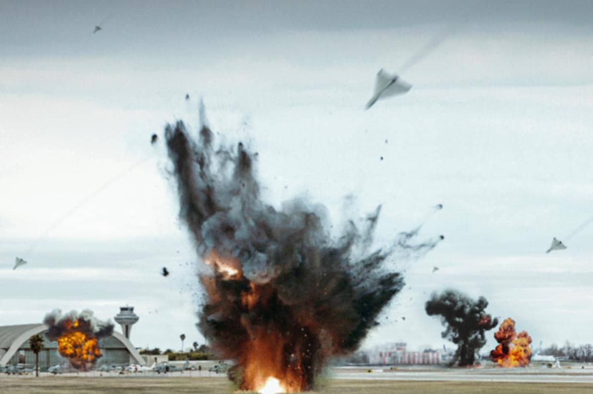 Ilustrasi serangan drone Shahed-136 buatan Iran yang menyebabkan ledakan besar di area lapangan udara dengan beberapa titik api.