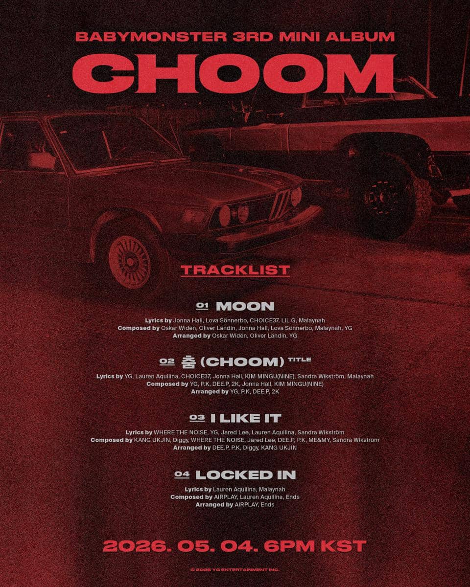 Poster tracklist mini album ketiga BABYMONSTER berjudul CHOOM dengan latar mobil klasik dan nuansa merah gelap.