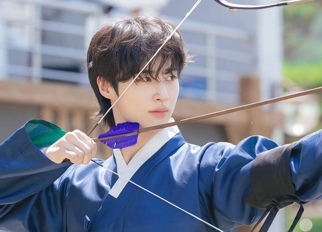 Byeon Woo Seok di drama Perfect Crown