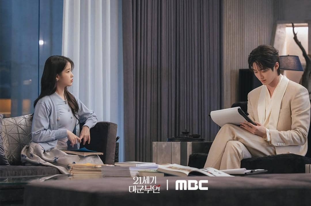 IU dan Byeon Woo Seok di drama Perfect Crown