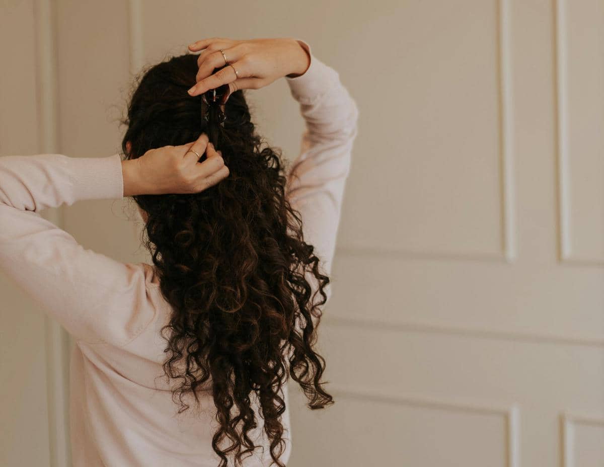 ilustrasi perempuan menggunakan hair clip