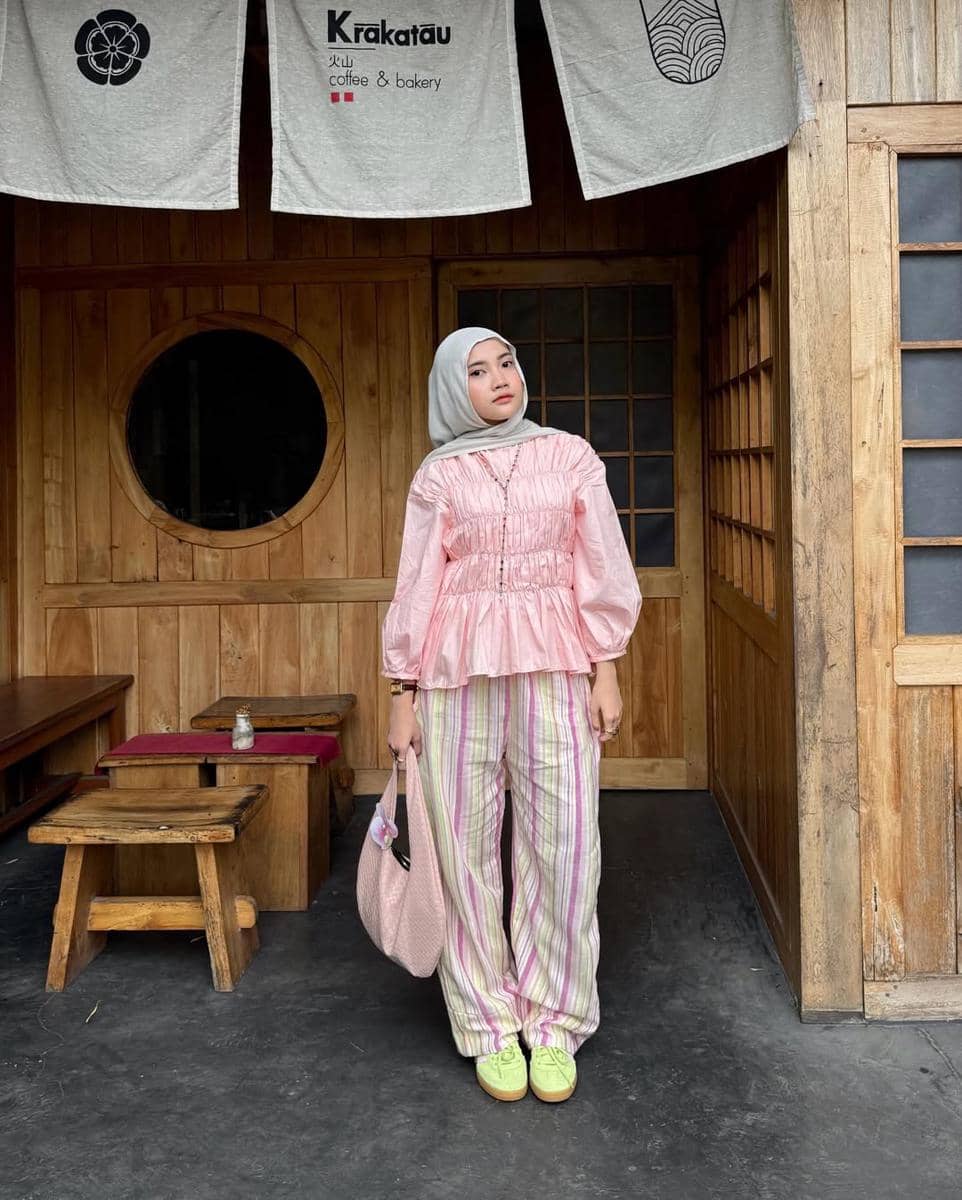 Gaya Nuansa Pink ala Khaila Dian