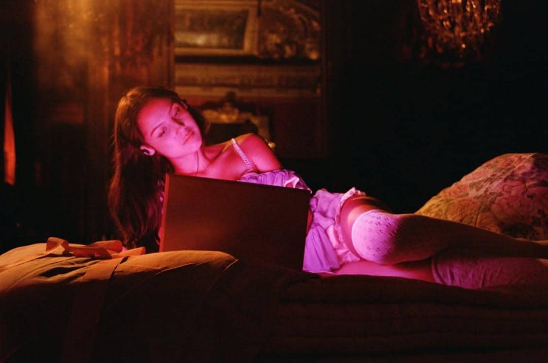 Olivia Rodrigo dalam musik video "drop dead"