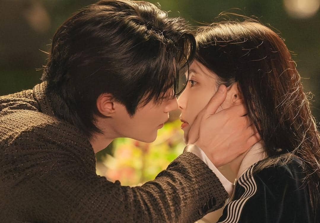 Byeon Woo Seok dan IU di drama Perfect Crown