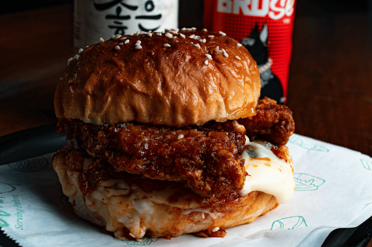 ilustrasi sajian korean fried chicken burger