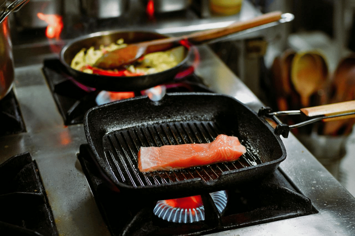 ilustrasi memasak salmon