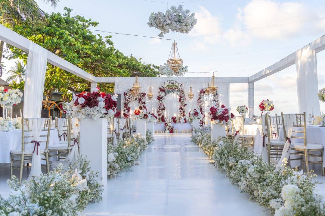 inspirasi dekorasi wedding outdoor yang romantis 