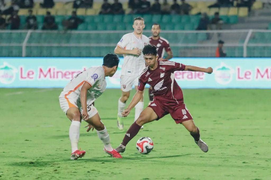 Aksi pemain PSM Makassar, Ananda Raehan Alief, dalam laga melawan Borneo FC.