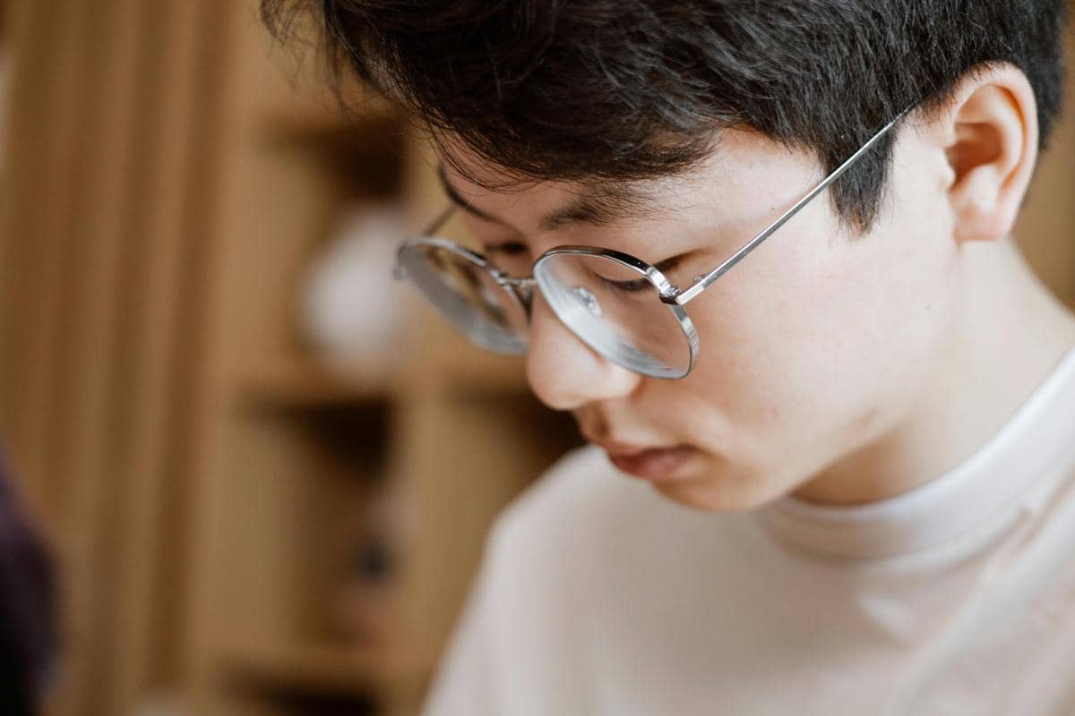 ilustrasi memakai kacamata