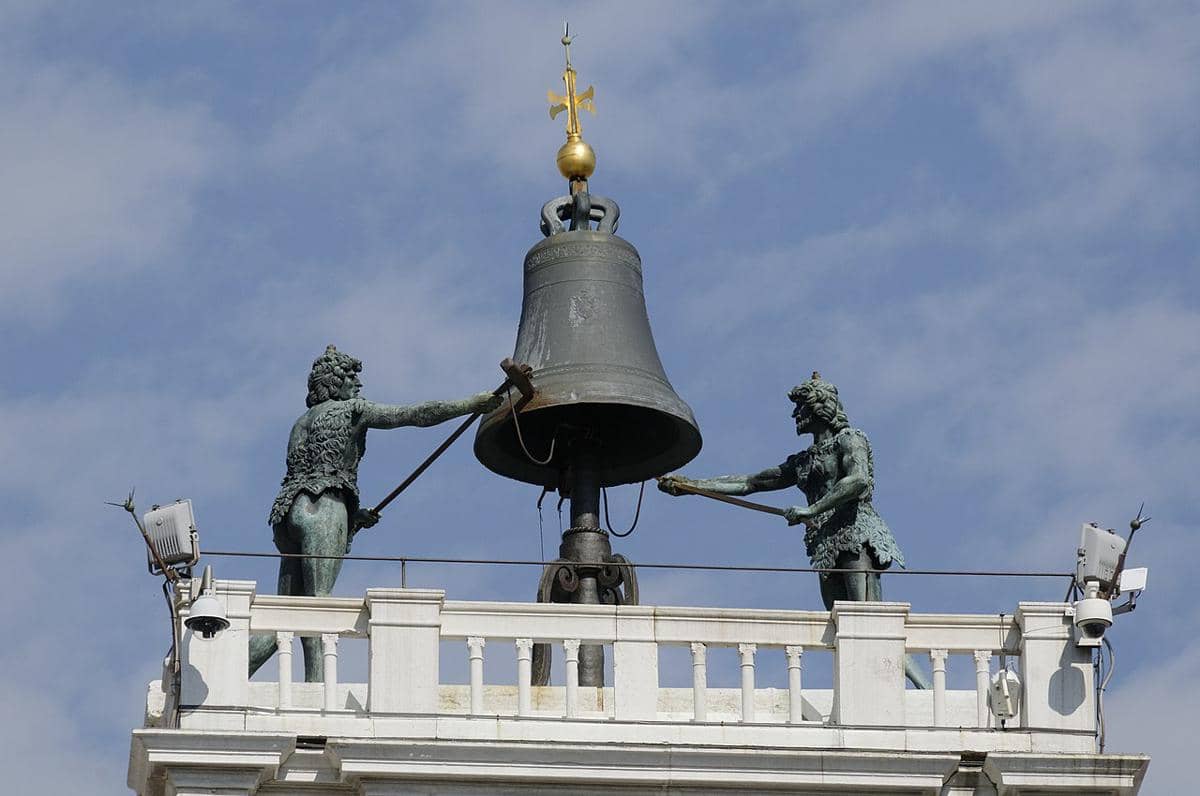 Dua patung perunggu yang dikenal sebagai "The Moor" sedang memukul lonceng di puncak Menara Jam Santo Markus di Lapangan Santo Markus, Venesia. 