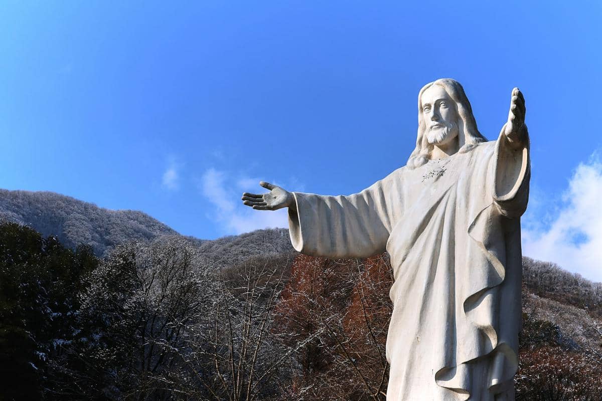 Patung Yesus yang berdiri megah. 