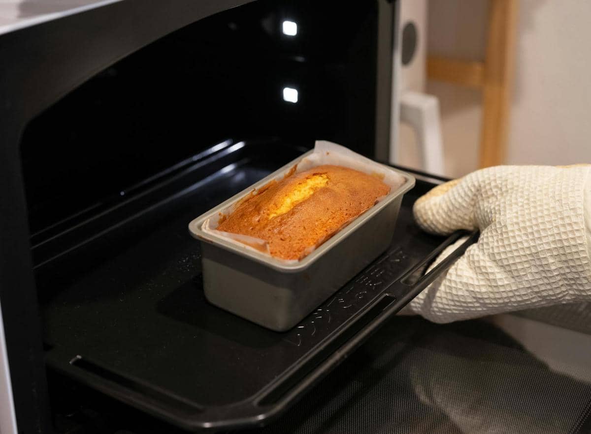 ilustrasi memanggang kue di dalam oven