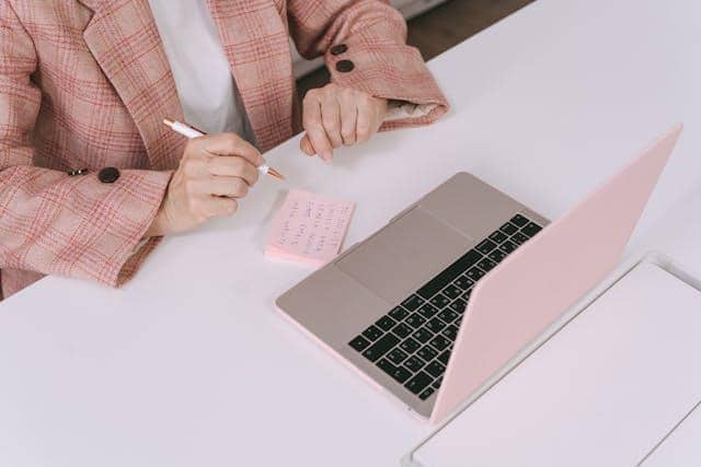 Orang menulis di sticky notes