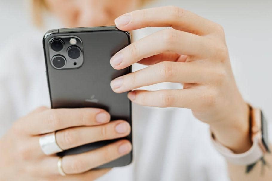 ilustrasi menggunakan aplikasi pencatat keuangan