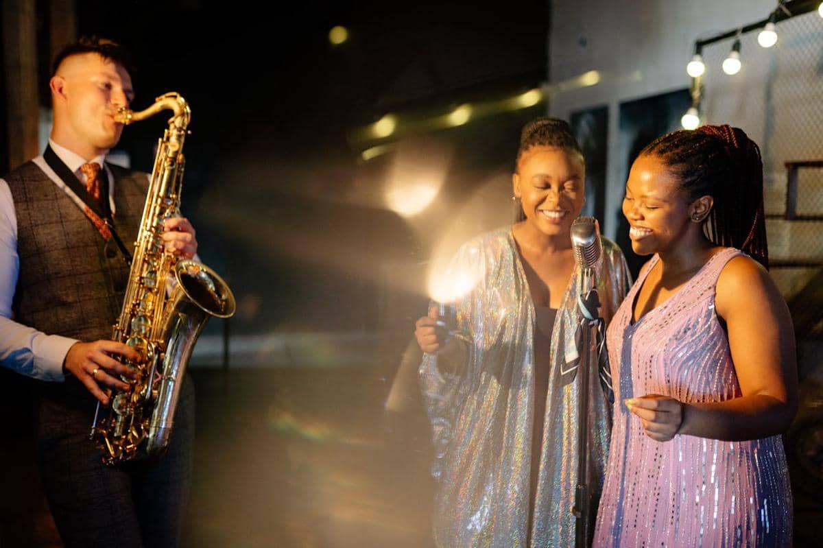 Ilustrasi memainkan musik jazz