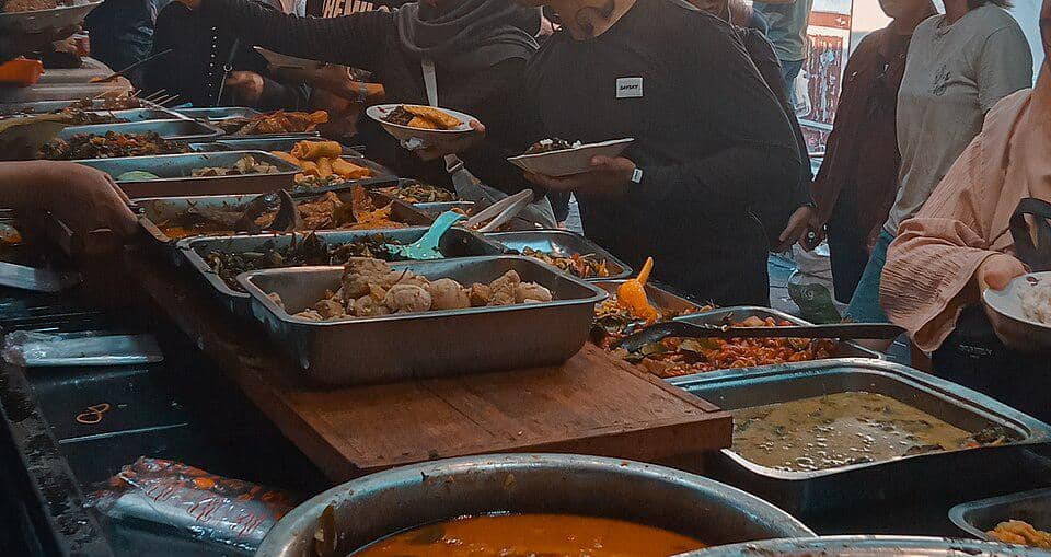 Ilustrasi Warung dengan Konsep Prasmanan 