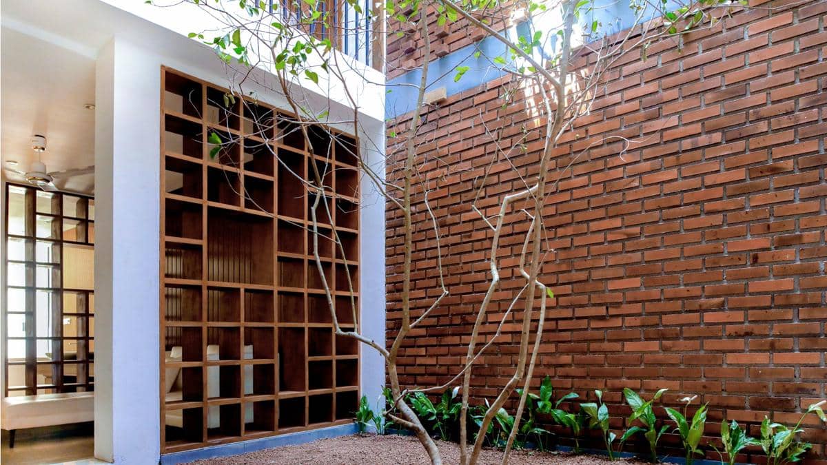 ilustrasi konsep ruang terbuka dengan courtyard di tengah rumah