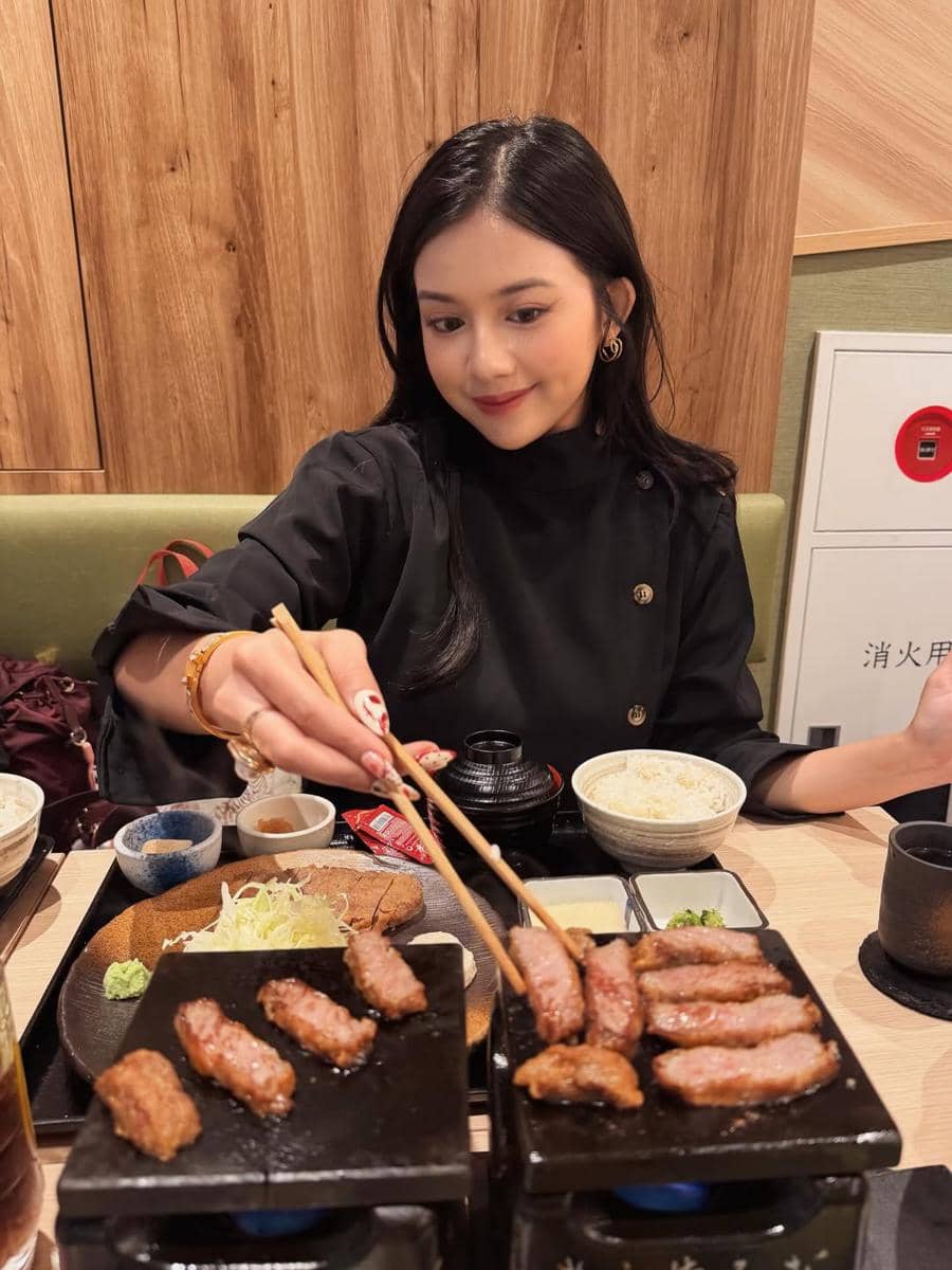 Diva Azzura liburan di Jepang