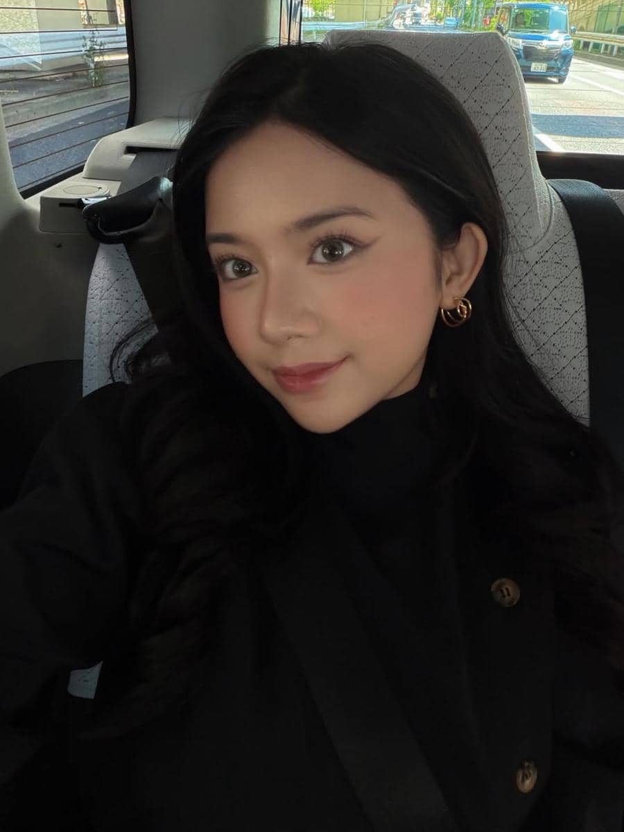 Diva Azzura liburan di Jepang