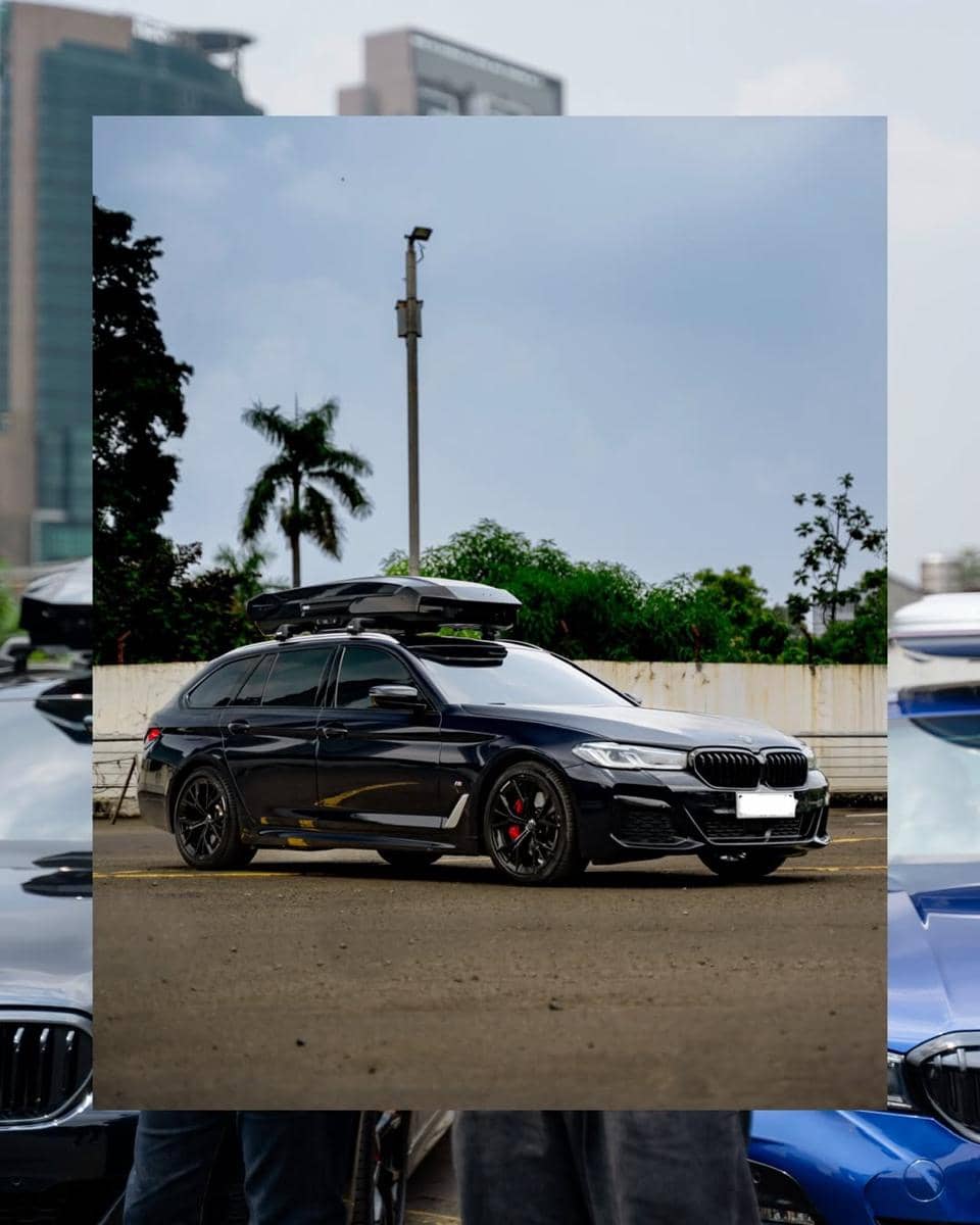 Ananda Omesh bareng geng mobil tua