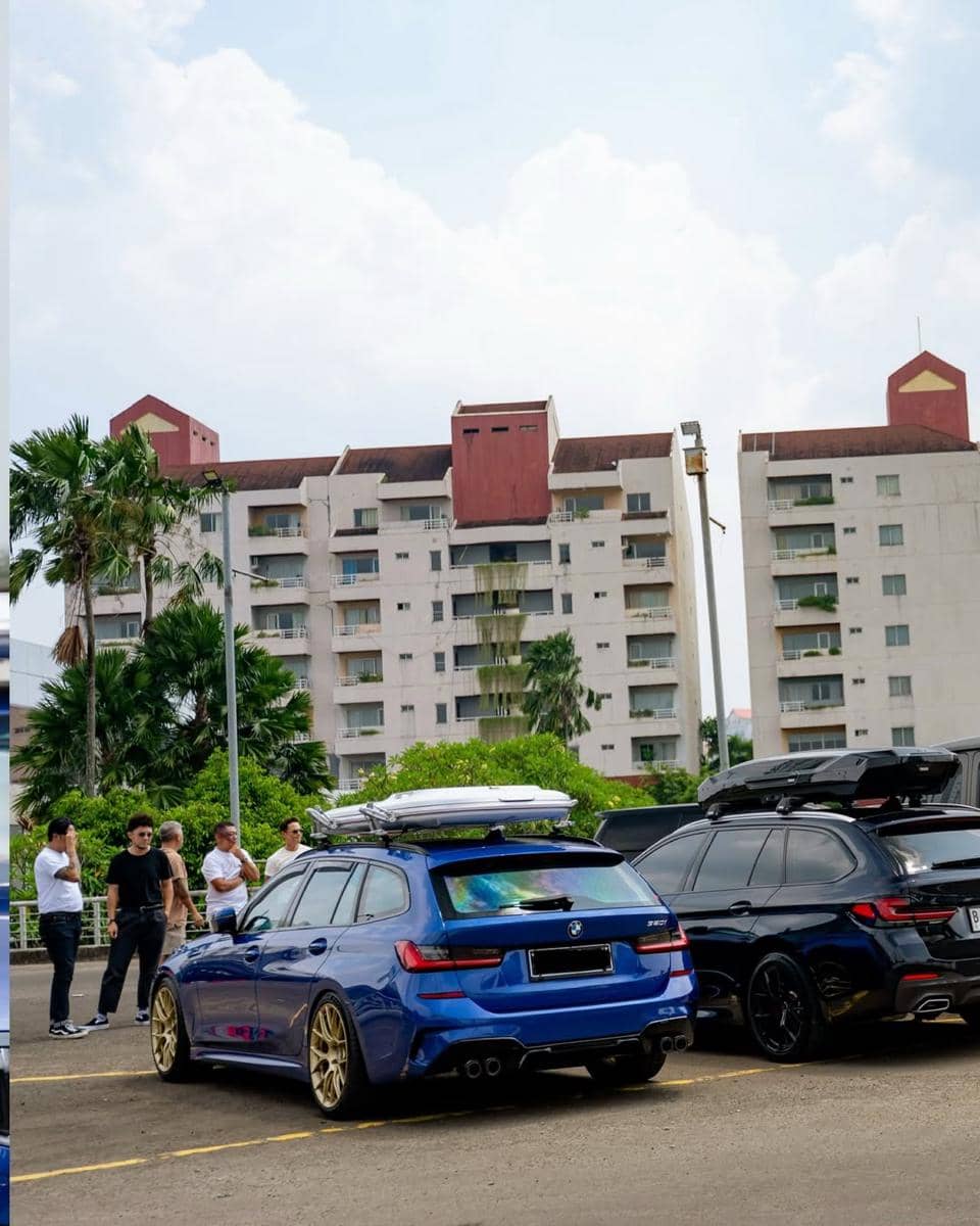 Ananda Omesh bareng geng mobil tua