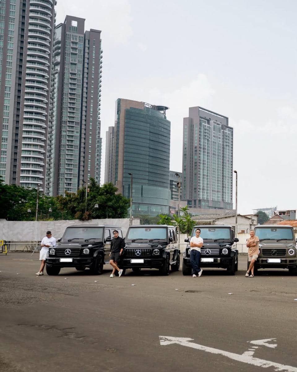 Ananda Omesh bareng geng mobil tua
