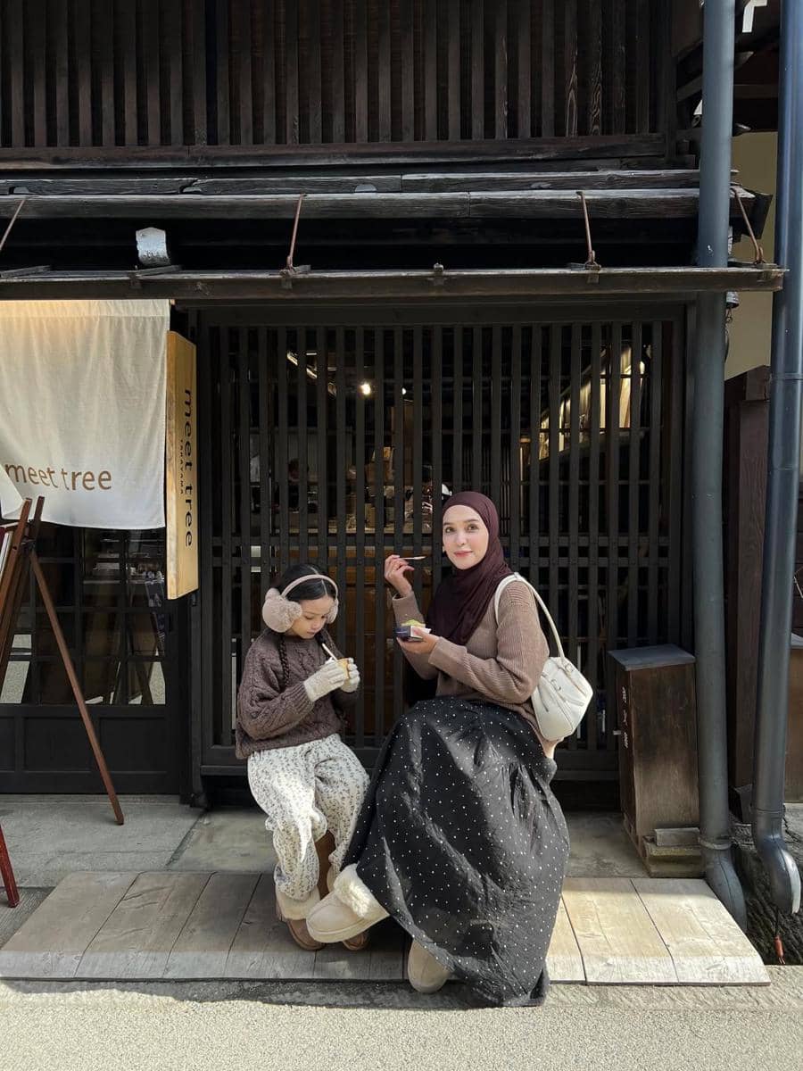 Keluarga Hamidah Rachmayanti saat liburan di Takayama