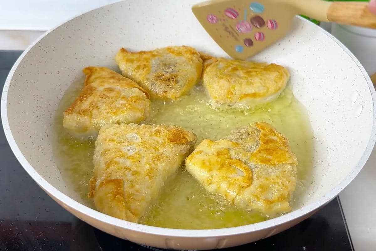 ilustrasi menggoreng martabak bihun isi usus ayam