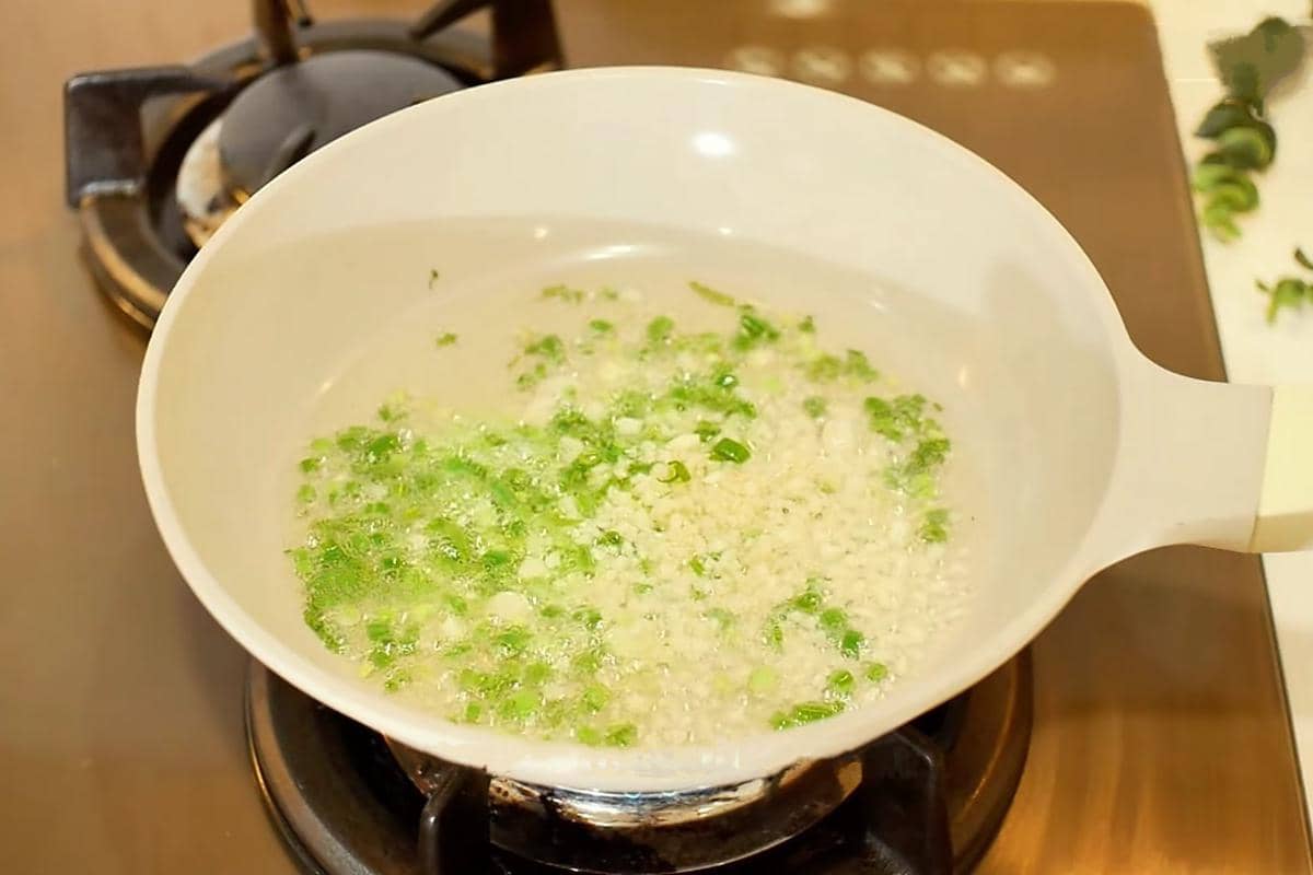 ilustrasi menumis bumbu bakmi ayam