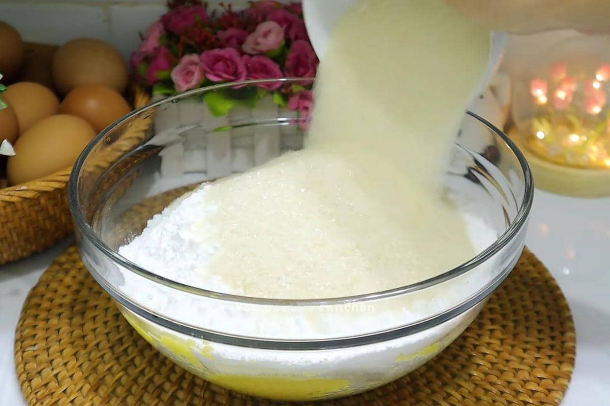 ilustrasi membuat adonan kue mangkok tape singkong