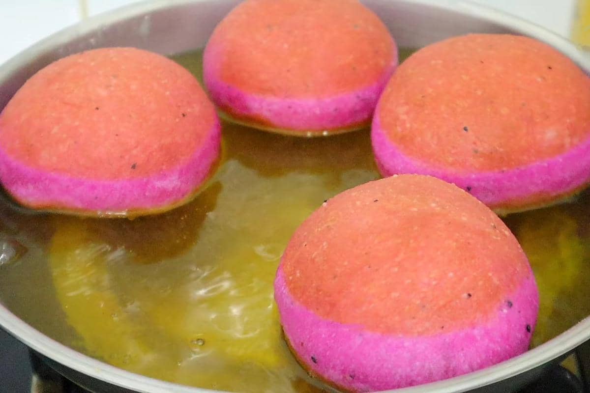 ilustrasi menggoreng donat buah naga