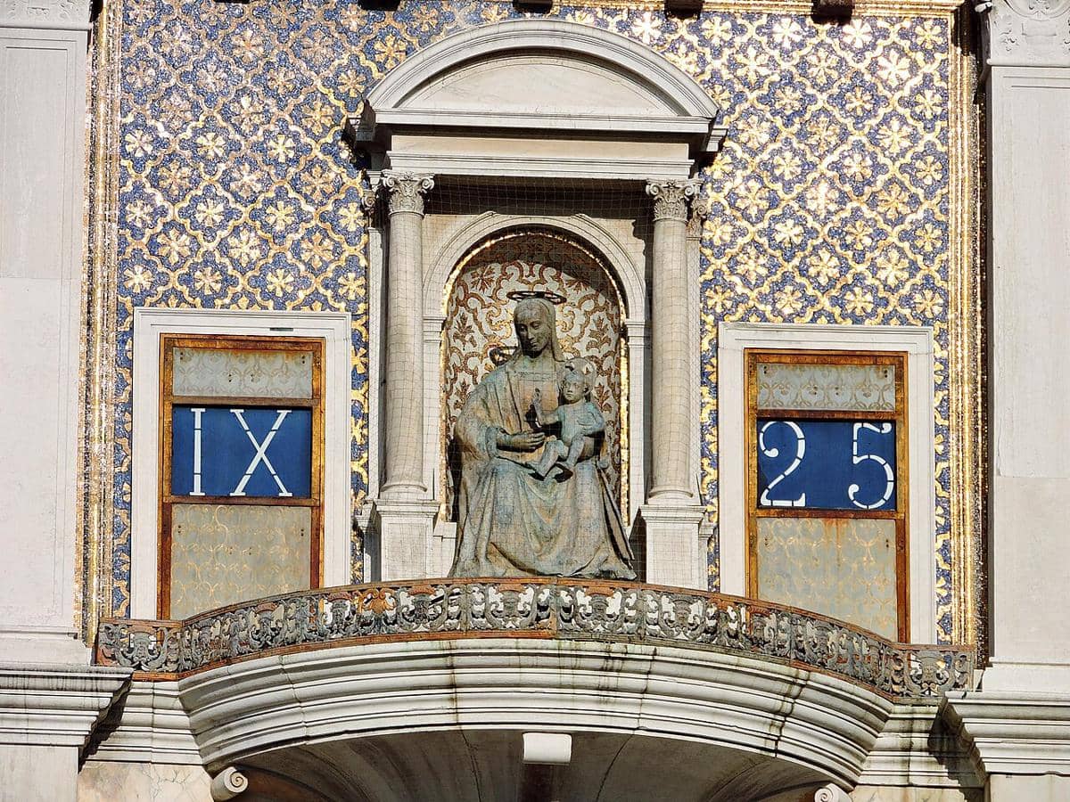 Patung Bunda Maria dan Bayi Yesus di Menara Jam Santo Markus, Venesia.