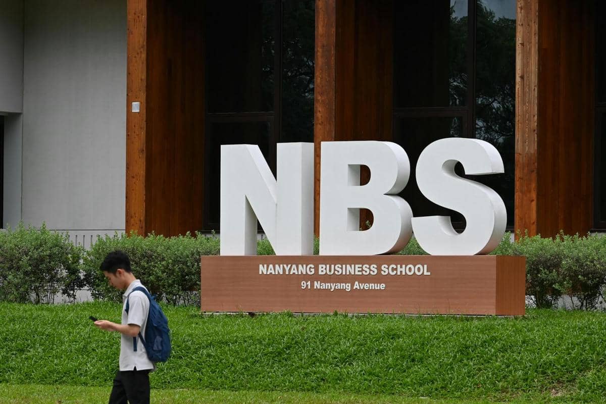 ilustrasi universitas di Singapura
