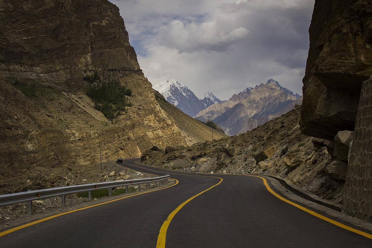 potret jalan raya bernama Karakoram Highway yang menghubungkan Pakistan dan China