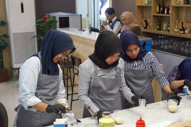 Politeknik Pariwisata Makassar melalui Program Studi Pengelolaan Perhotelan (PPH) menyelenggarakan kegiatan bertajuk “Home Barista to Coffeepreneur” sebagai bentuk implementasi Mata Kuliah Aplikasi Manajemen Mahasiswa (APM). (Dok. Poltekpar Makassar)